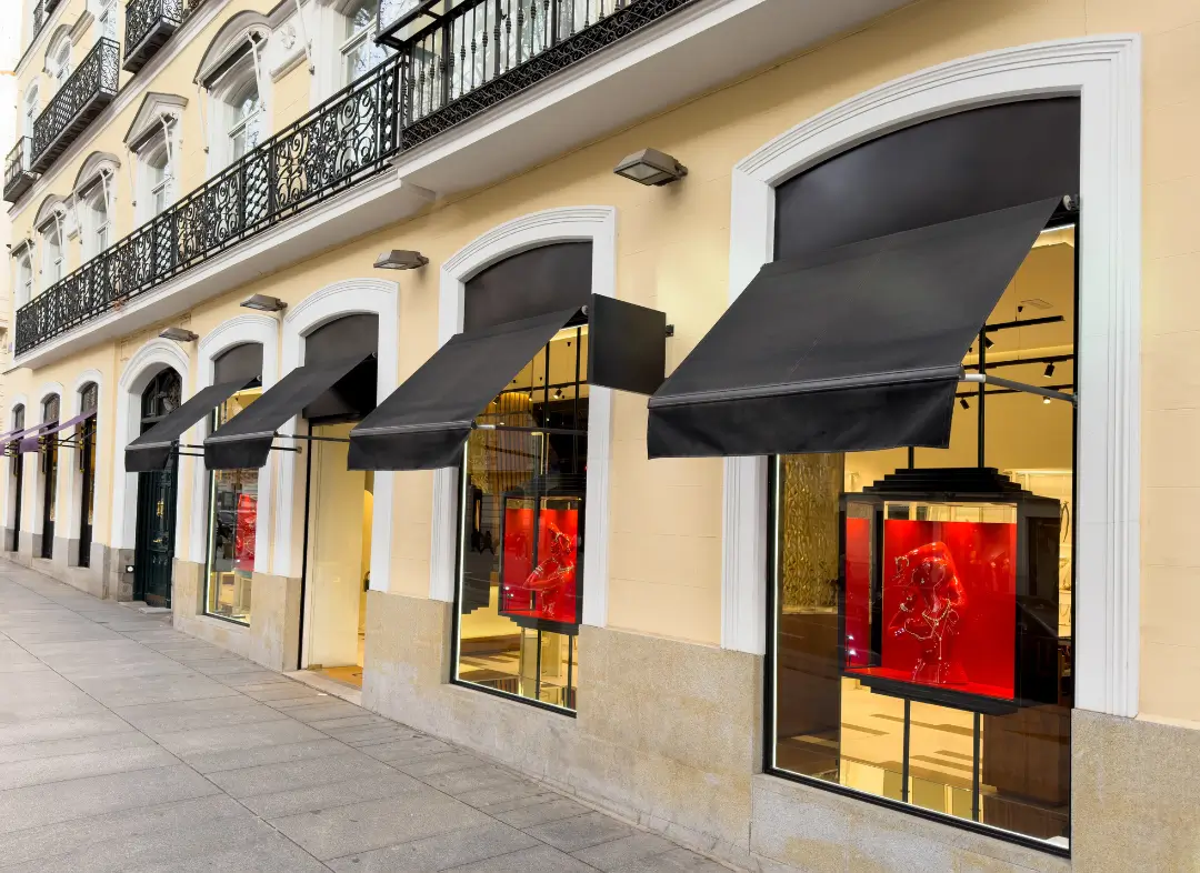Façade vitrine de magasin en aluminium sur mesure à Benet